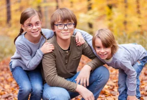 drei Kinder im Wald bei einem Kinder Fotoshooting