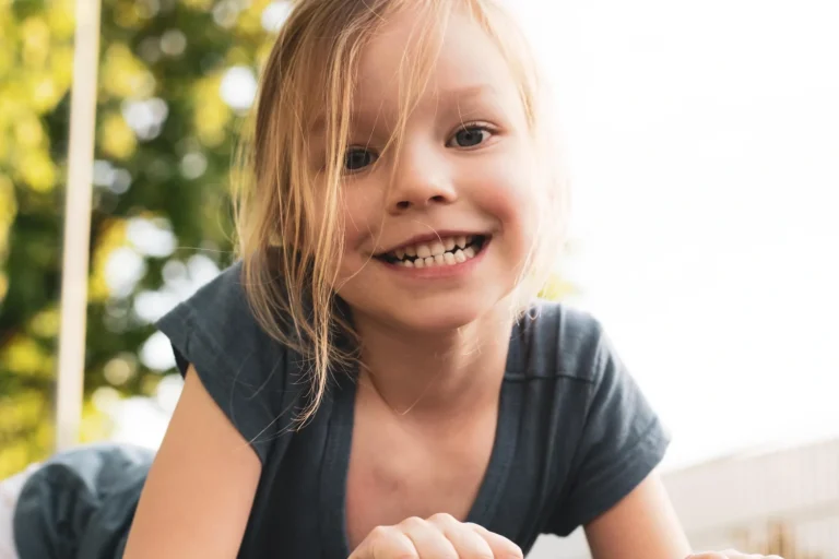 lächelndes Kind bei einem Kinder Fotoshooting in der Natur